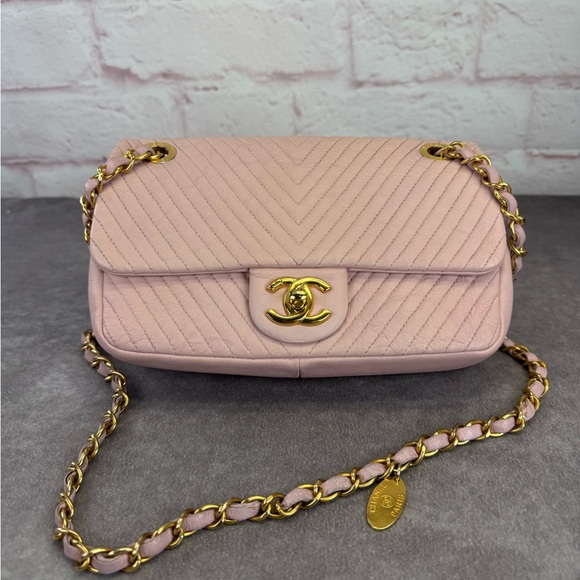 Chanel Medallion Charm Flap Bag Chevron Wrinkled Lambskin Medium - Picture 1 of 16